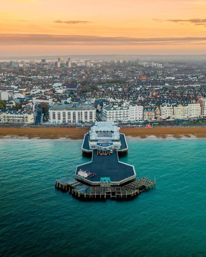 Southsea Royale Studio, James Bond, Parking, Seafront Portsmouth Exterior foto